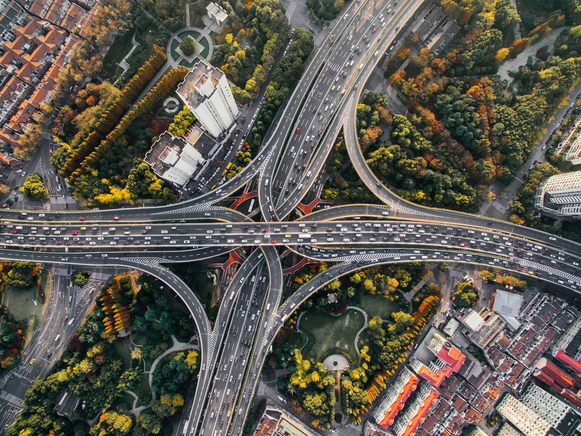 Intercambio de autopistas visto desde el aire, con sus trazados superpuestos.